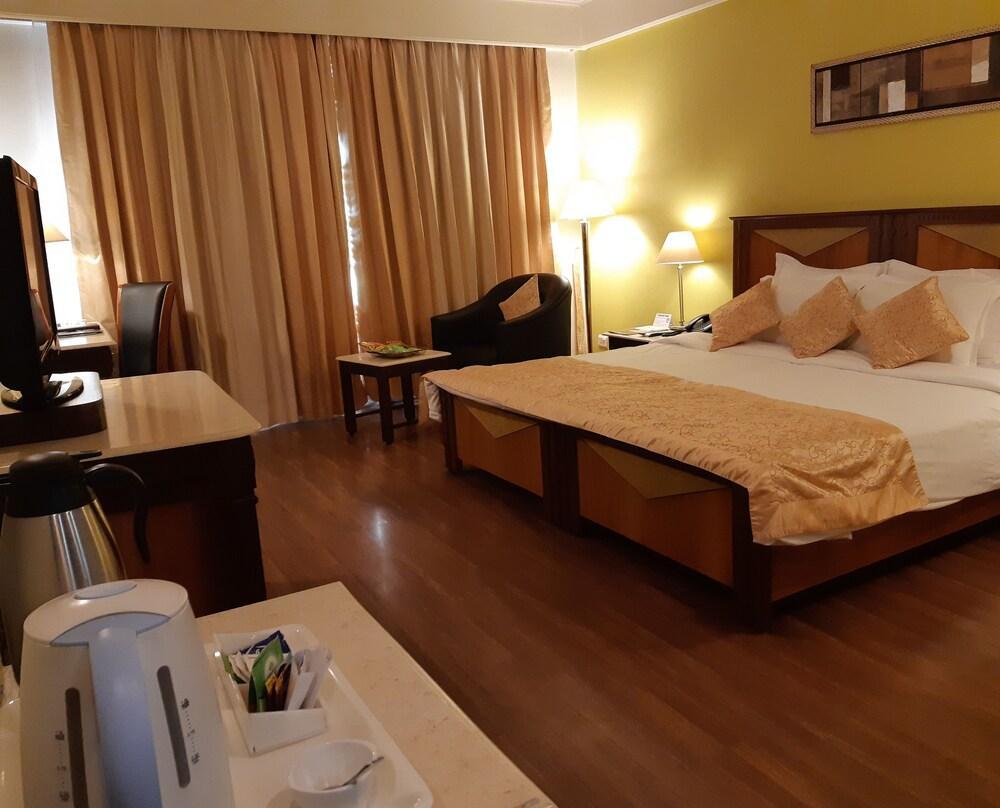The Piccadily Hotel Lucknow Eksteriør billede