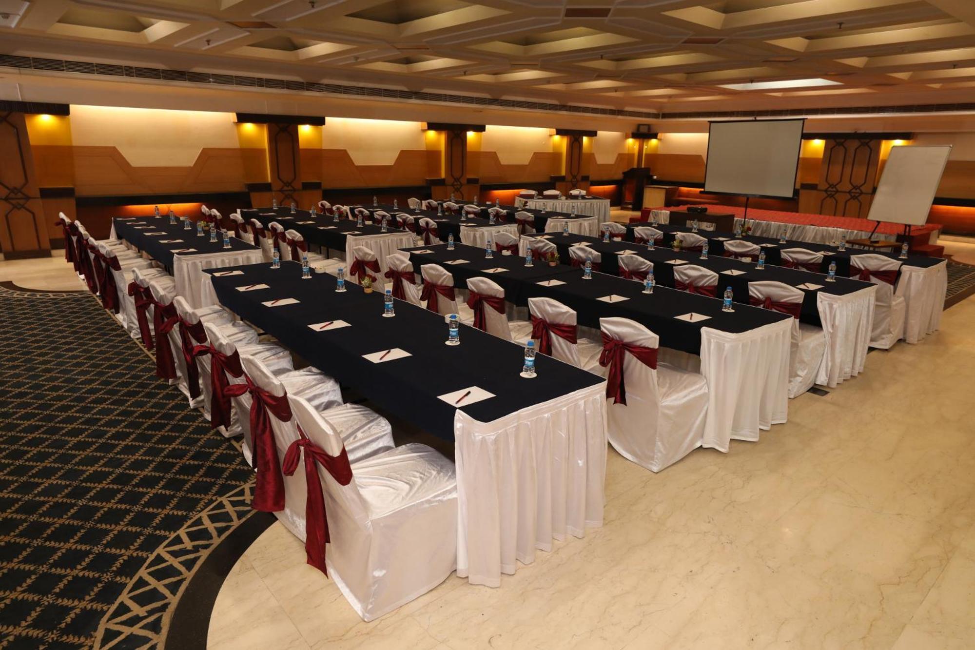 The Piccadily Hotel Lucknow Eksteriør billede