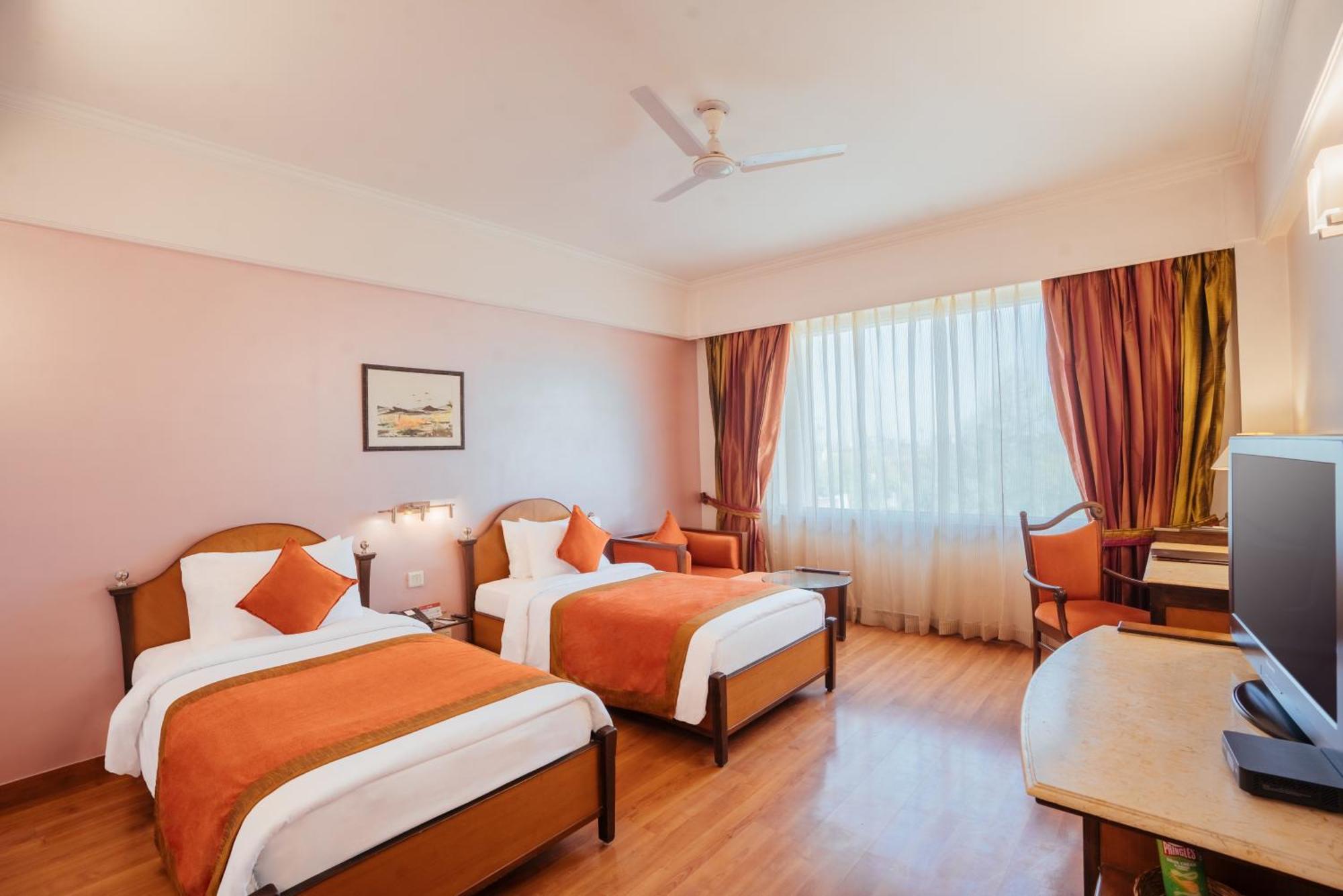 The Piccadily Hotel Lucknow Eksteriør billede