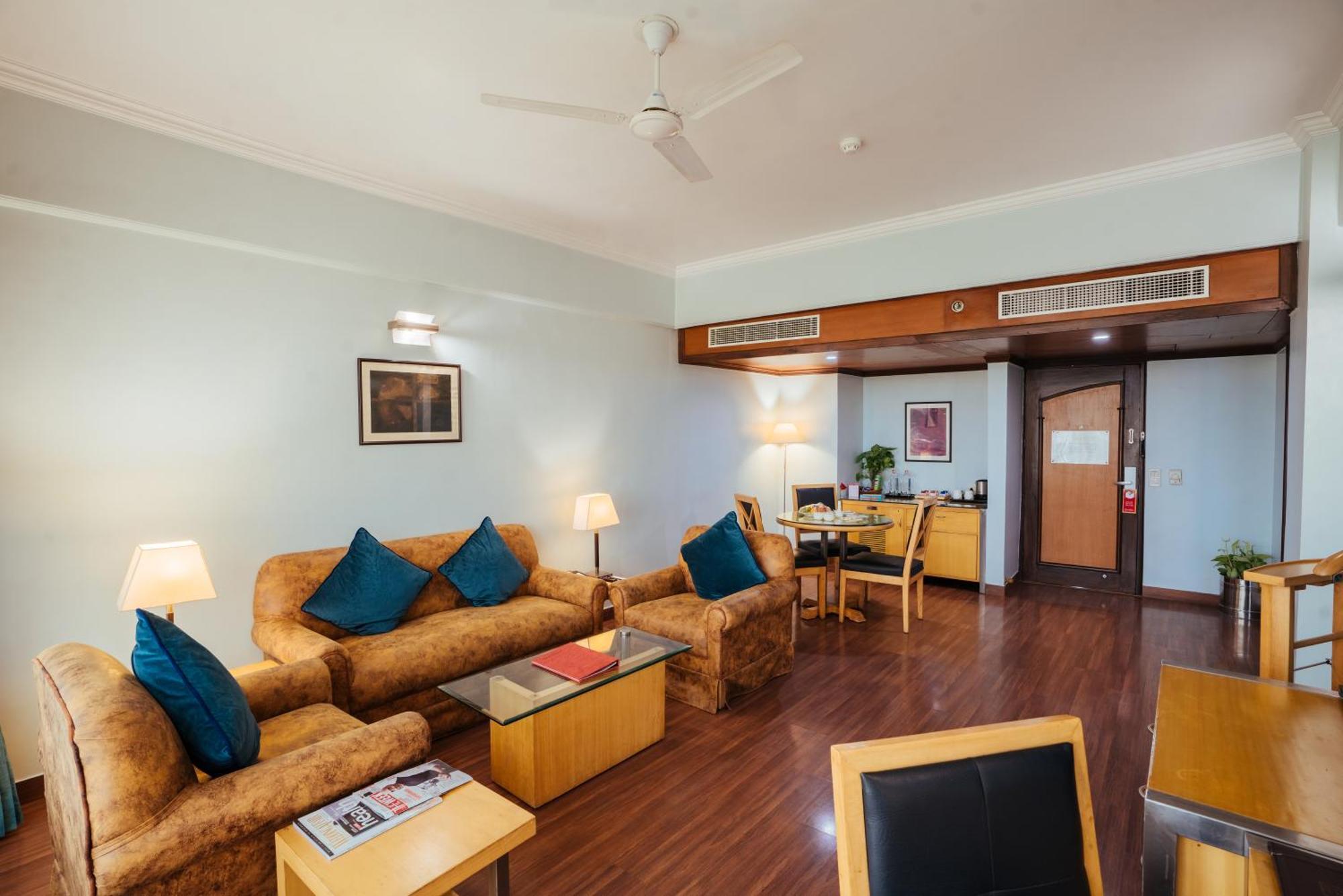 The Piccadily Hotel Lucknow Eksteriør billede