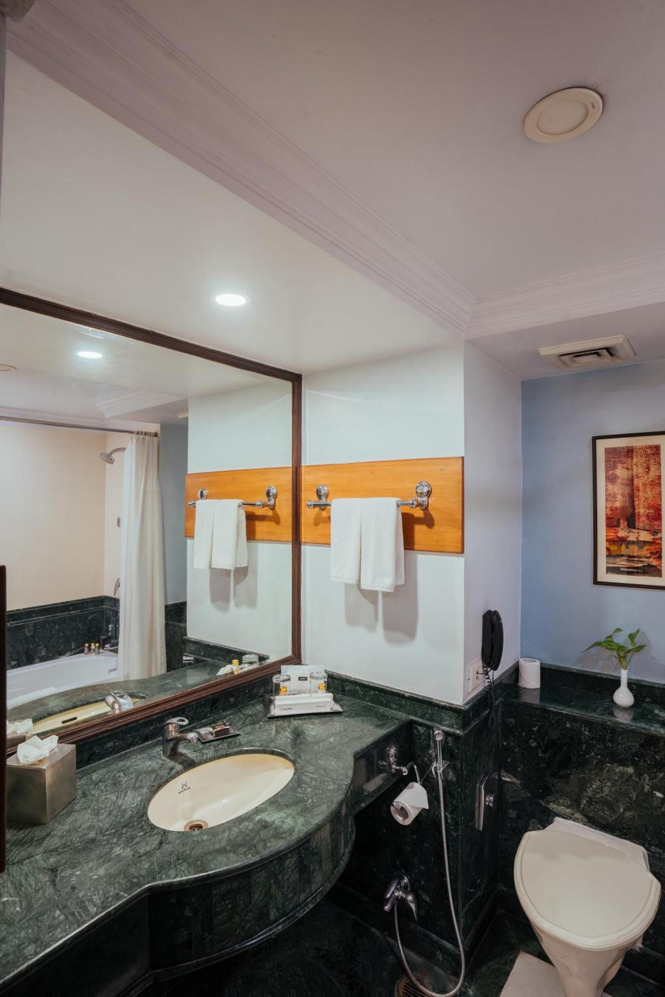 The Piccadily Hotel Lucknow Eksteriør billede