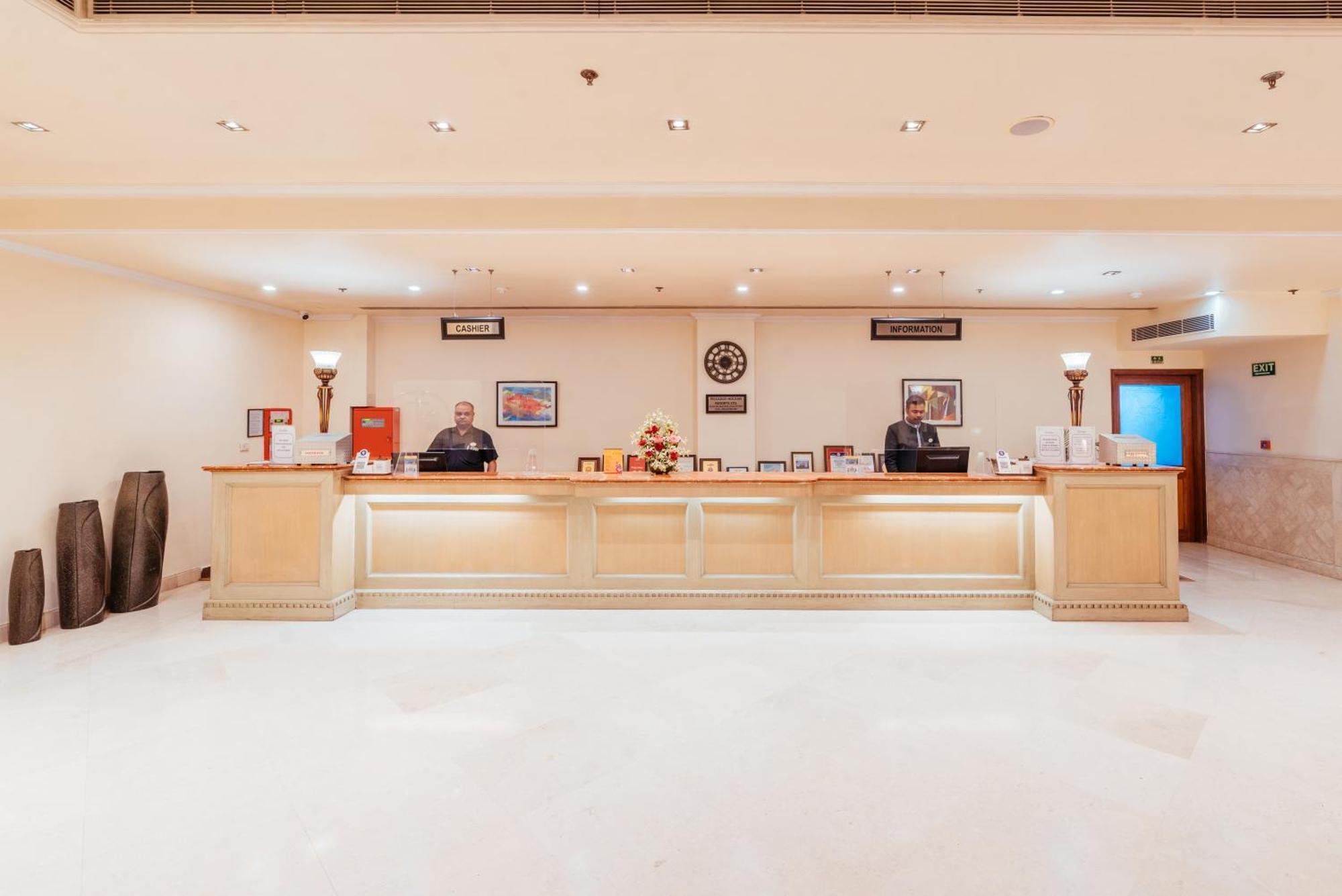 The Piccadily Hotel Lucknow Eksteriør billede